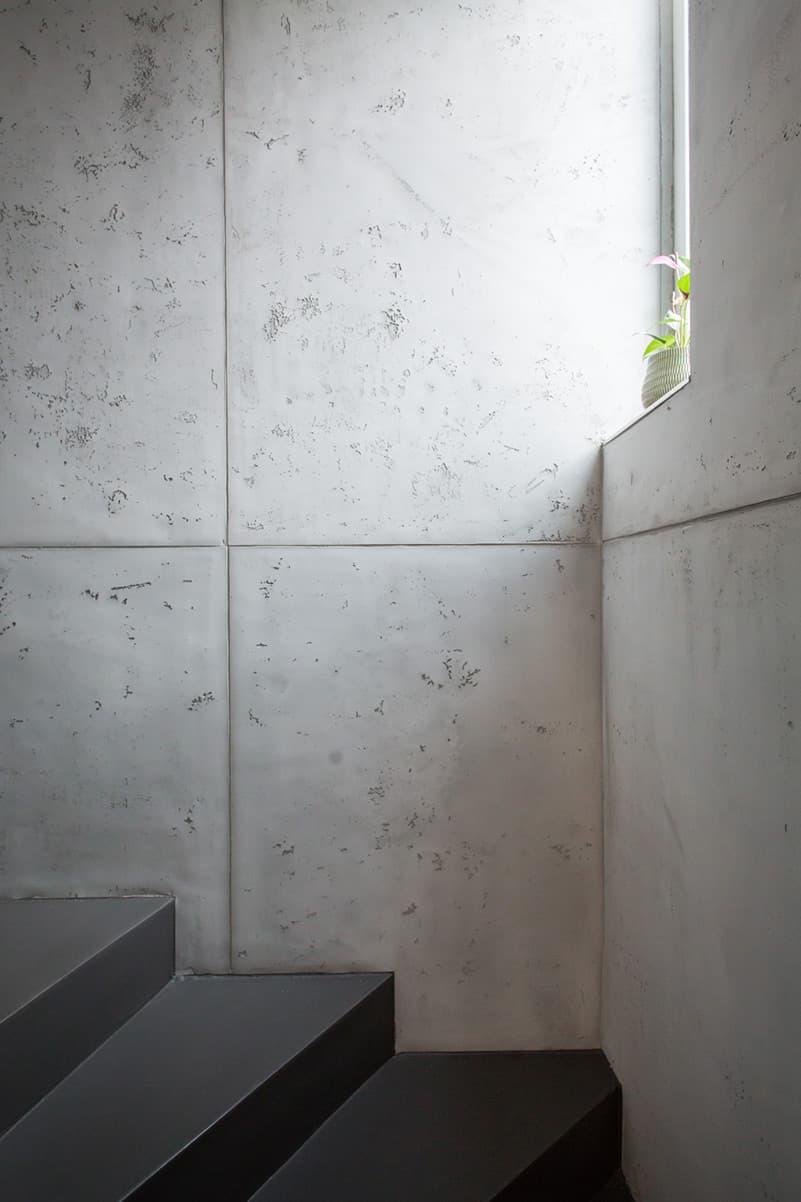 Treppe mit Beton Wand im Hintergrund